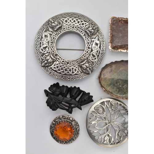 129 - AN ASSORTMENT OF JEWELLERY, to include a silver Scottish brooch set with a large circular cut orange... 