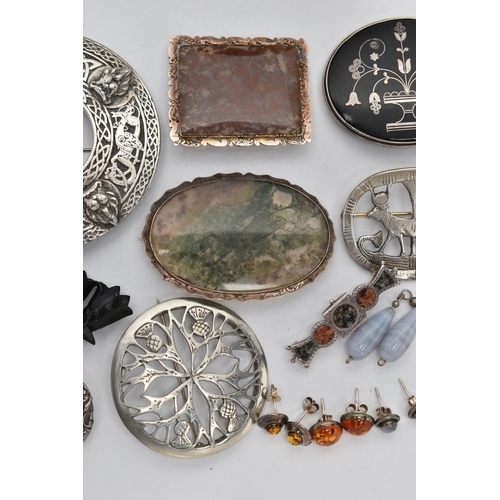 129 - AN ASSORTMENT OF JEWELLERY, to include a silver Scottish brooch set with a large circular cut orange... 