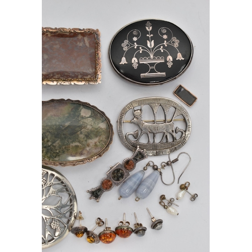 129 - AN ASSORTMENT OF JEWELLERY, to include a silver Scottish brooch set with a large circular cut orange... 