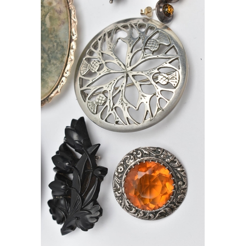 129 - AN ASSORTMENT OF JEWELLERY, to include a silver Scottish brooch set with a large circular cut orange... 