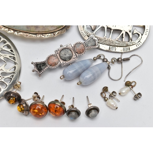 129 - AN ASSORTMENT OF JEWELLERY, to include a silver Scottish brooch set with a large circular cut orange... 