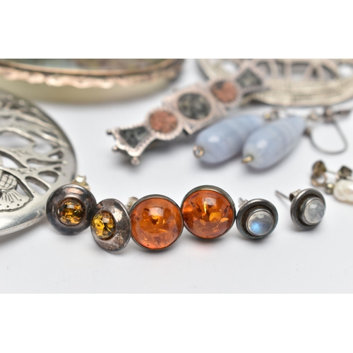 129 - AN ASSORTMENT OF JEWELLERY, to include a silver Scottish brooch set with a large circular cut orange... 