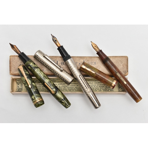 123 - A BOXED 'CONWAY STEWART' FOUNTAIN PEN, green marble effect fountain pen, fitted with a 14k nib, sign... 