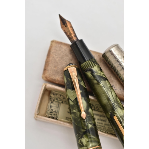 123 - A BOXED 'CONWAY STEWART' FOUNTAIN PEN, green marble effect fountain pen, fitted with a 14k nib, sign... 