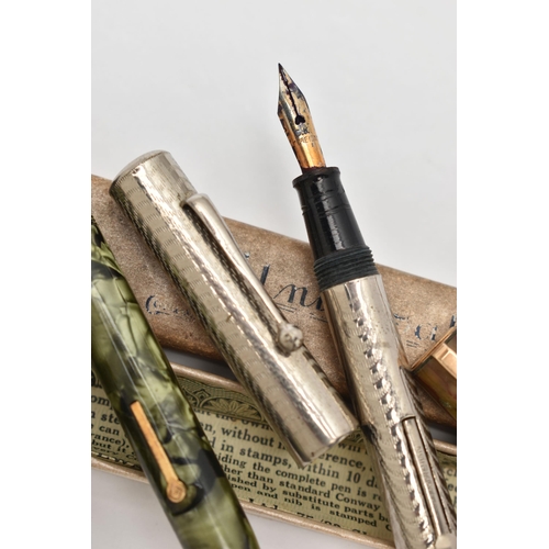 123 - A BOXED 'CONWAY STEWART' FOUNTAIN PEN, green marble effect fountain pen, fitted with a 14k nib, sign... 