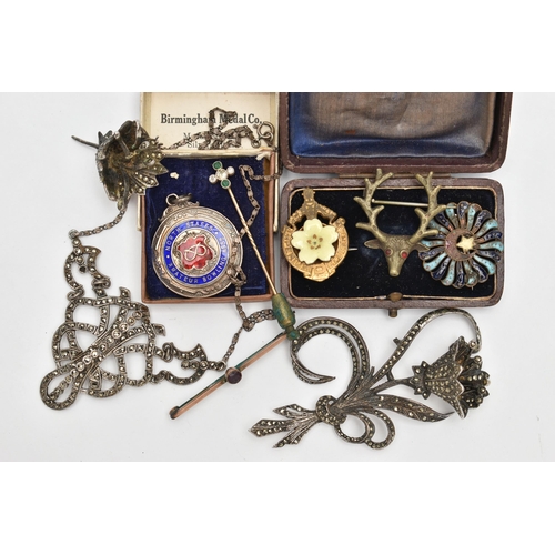 124 - AN ASSORTMENT OF EARLY 20TH CENTURY JEWELLERY, to include a yellow metal quatrefoil stick pin set wi... 