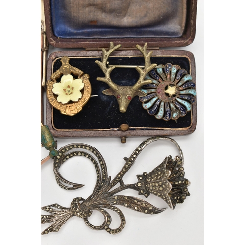 124 - AN ASSORTMENT OF EARLY 20TH CENTURY JEWELLERY, to include a yellow metal quatrefoil stick pin set wi... 