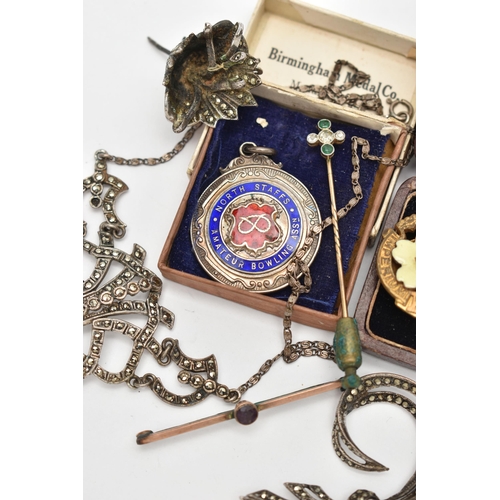 124 - AN ASSORTMENT OF EARLY 20TH CENTURY JEWELLERY, to include a yellow metal quatrefoil stick pin set wi... 