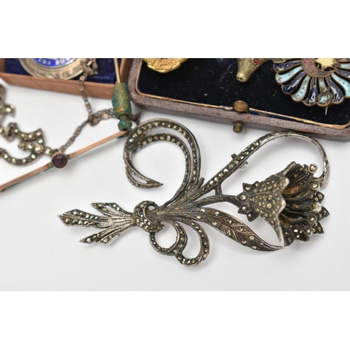 124 - AN ASSORTMENT OF EARLY 20TH CENTURY JEWELLERY, to include a yellow metal quatrefoil stick pin set wi... 