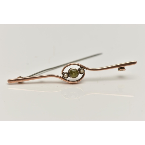 128 - A ROSE METAL GEM SET BAR BROOCH, set with a central circular cut peridot, flanked with seed pearls, ... 