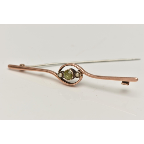 128 - A ROSE METAL GEM SET BAR BROOCH, set with a central circular cut peridot, flanked with seed pearls, ... 