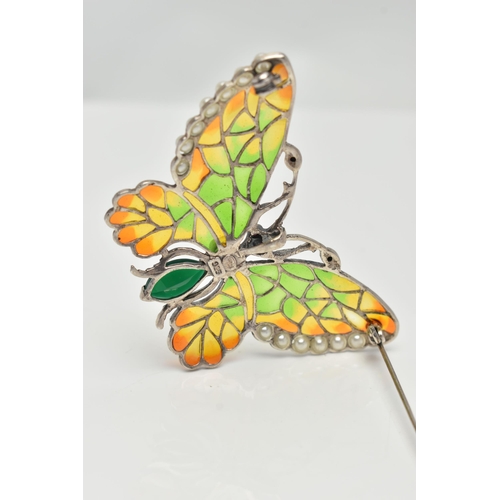 46 - A PLIQUE A JOUR BUTTERFLY BROOCH, white metal brooch set with imitation pearls, gem set body detail ... 