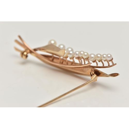 13 - A 9CT GOLD, CULTURED PEARL BROOCH, spray design set with two rows of graduated cultured fresh water ... 