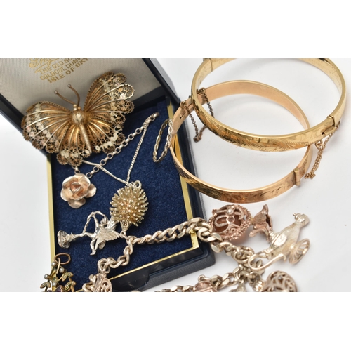 162 - AN ASSORTMENT OF JEWELLERY, to include a rolled gold suffragette style foliage design pendant, a rol... 