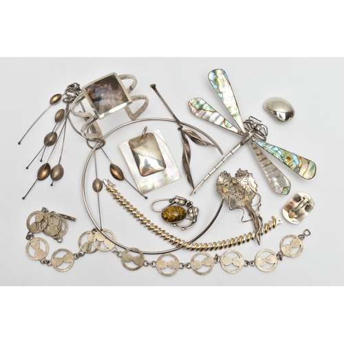 170 - AN ASSORTMENT OF SILVER AND WHITE METAL JEWELLERY, to include a very large dragon fly silver and aba... 