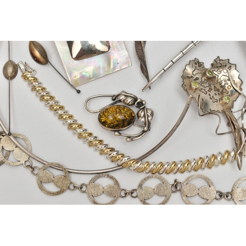 170 - AN ASSORTMENT OF SILVER AND WHITE METAL JEWELLERY, to include a very large dragon fly silver and aba... 