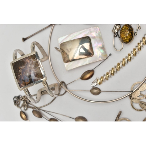 170 - AN ASSORTMENT OF SILVER AND WHITE METAL JEWELLERY, to include a very large dragon fly silver and aba... 