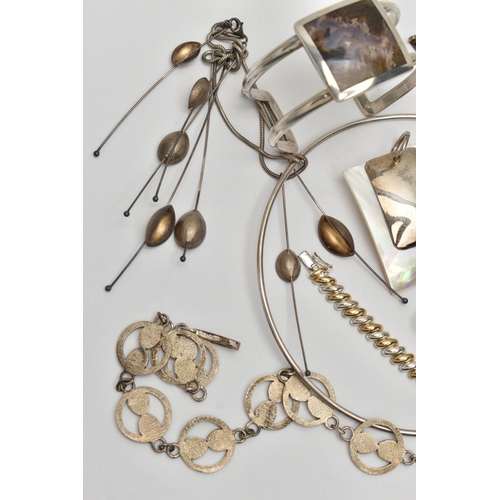 170 - AN ASSORTMENT OF SILVER AND WHITE METAL JEWELLERY, to include a very large dragon fly silver and aba... 