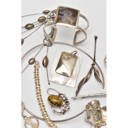 170 - AN ASSORTMENT OF SILVER AND WHITE METAL JEWELLERY, to include a very large dragon fly silver and aba... 