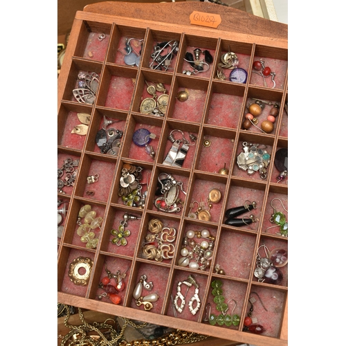 189 - A JEWELLERY BOX WITH CONTENTS AND A WOODEN TRAY OF EARRINGS, the cream jewellery box containing asso... 