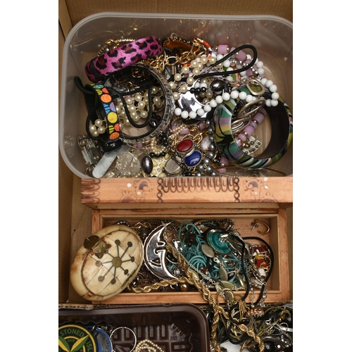 196 - A BOX OF ASSORTED ITEMS, to include chain necklaces, bangles, beaded necklaces, rings and trinket bo... 