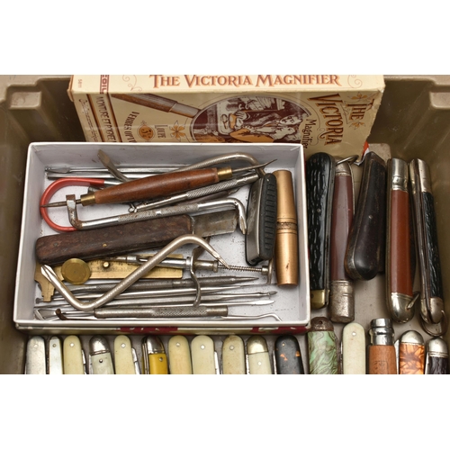 198 - A TRAY OF ASSORTED POCKET KNIVES AND TOOLS, to include nine small pocket knives, thirty-six mid-size... 