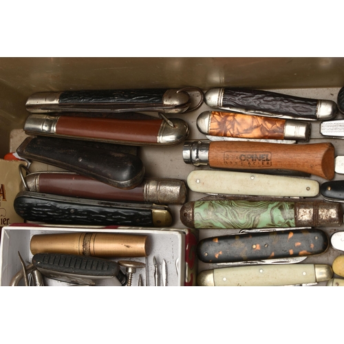 198 - A TRAY OF ASSORTED POCKET KNIVES AND TOOLS, to include nine small pocket knives, thirty-six mid-size... 