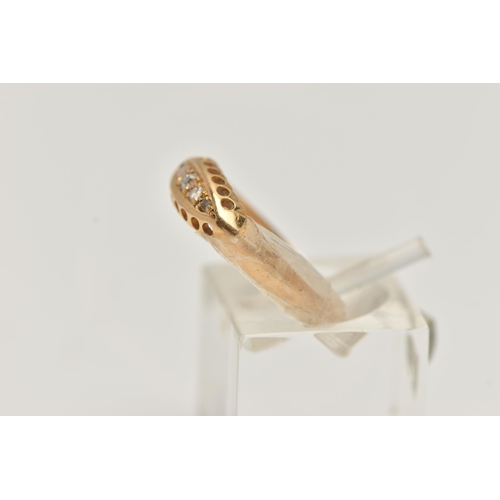 21 - AN EARLY 20TH CENTURY, 18CT GOLD DIAMOND BOAT RING, set with a principal single cut diamond flanked ... 