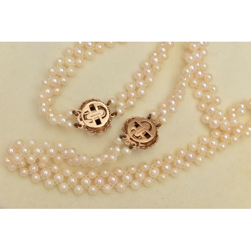 26 - A CULTURED PEARL CHOKER AND BRACELET, designed as a row of three cultured cream pearls with a pink h... 