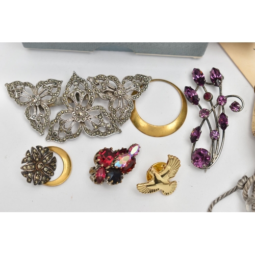 28 - A BAG OF ASSORTED JEWELLERY AND ITEMS, to include a yellow metal tooth cap containing partial tooth ... 