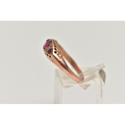 30 - AN EARLY 20TH CENTURY, 9CT ROSE GOLD RUBY AND DIAMOND BOAT RING, set with three circular cut rubies ... 