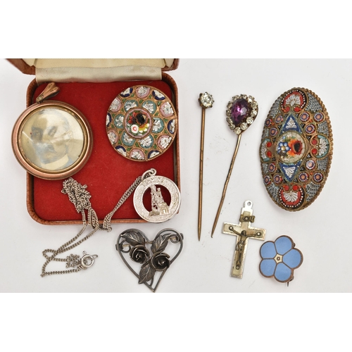 59 - AN ASSORTMENT OF JEWELLERY, to include two early 20th century paste stick pins, two micro mosaic bro... 