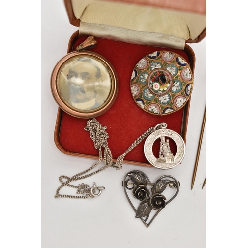 59 - AN ASSORTMENT OF JEWELLERY, to include two early 20th century paste stick pins, two micro mosaic bro... 