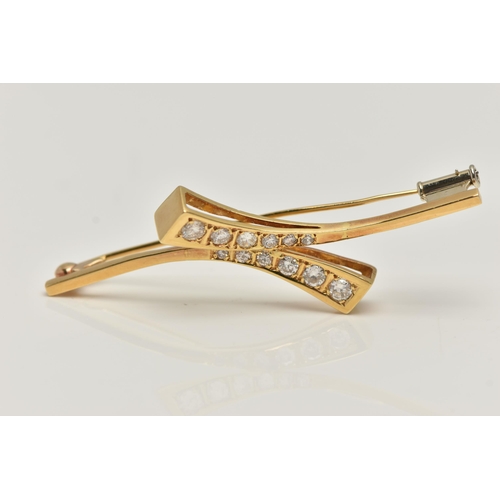 7 - AN 18CT GOLD DIAMOND BROOCH, cross over style bar brooch, set with two rows of graduated round brill... 