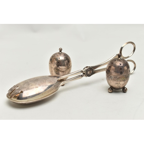 240 - A PAIR OF GEORGE V SILVER SALAD SERVERS AND A PAIR OF SILVER PEPPERETTES, plain polished salad serve... 