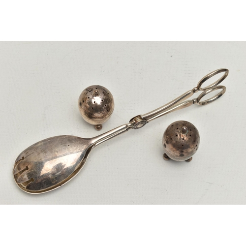 240 - A PAIR OF GEORGE V SILVER SALAD SERVERS AND A PAIR OF SILVER PEPPERETTES, plain polished salad serve... 