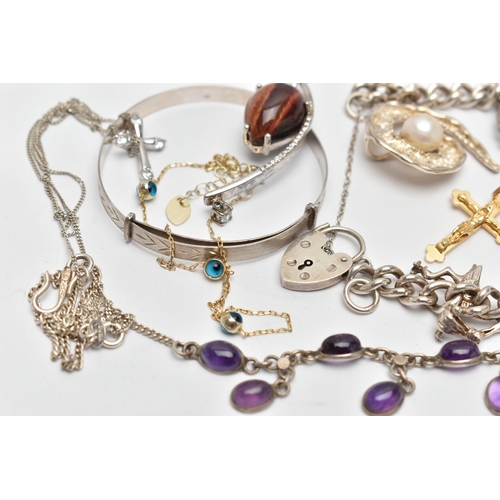 63 - AN ASSORTMENT OF SILVER AND WHITE METAL JEWELLERY, to include a silver curb link bracelet, fitted wi... 