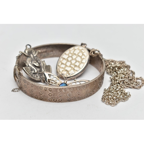 75 - AN ASSORTMENT OF SILVER AND WHITE METAL JEWELLERY, to include a silver hinged bangle, with repeating... 