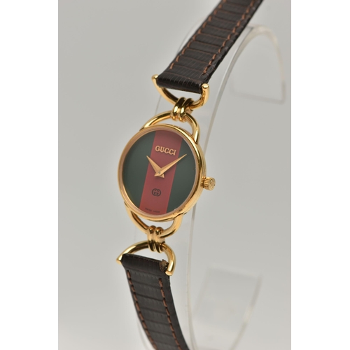 90 - A 'GUCCI' WRISTWATCH, quartz movement, red and green round dial, signed 'Gucci', yellow metal case, ... 