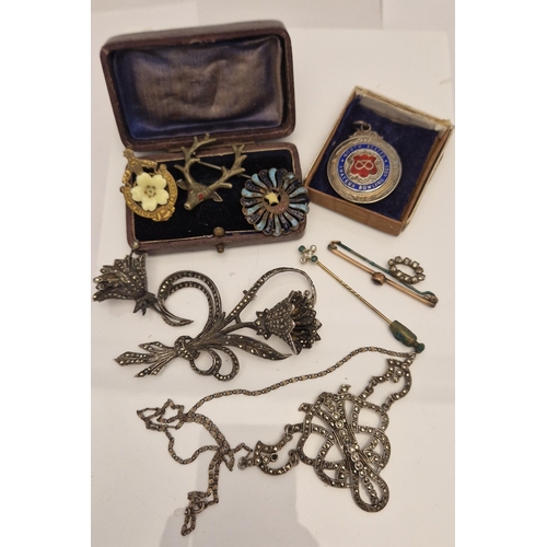 290D - AN ASSORTMENT OF EARLY 20TH CENTURY JEWELLERY, to include a yellow metal quatrefoil stick pin set wi... 