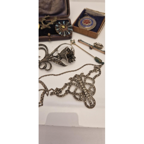 290D - AN ASSORTMENT OF EARLY 20TH CENTURY JEWELLERY, to include a yellow metal quatrefoil stick pin set wi... 