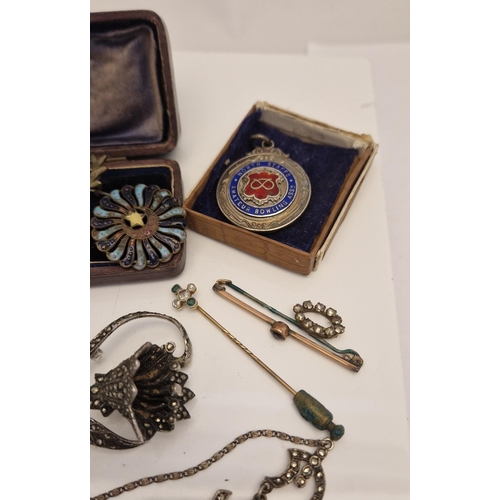 290D - AN ASSORTMENT OF EARLY 20TH CENTURY JEWELLERY, to include a yellow metal quatrefoil stick pin set wi... 