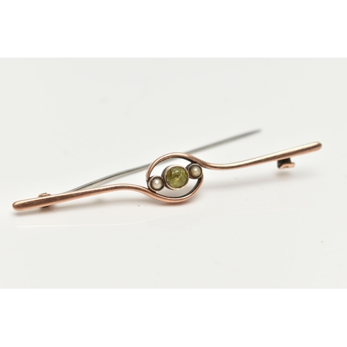 290F - A ROSE METAL GEM SET BAR BROOCH, set with a central circular cut peridot, flanked with seed pearls, ... 