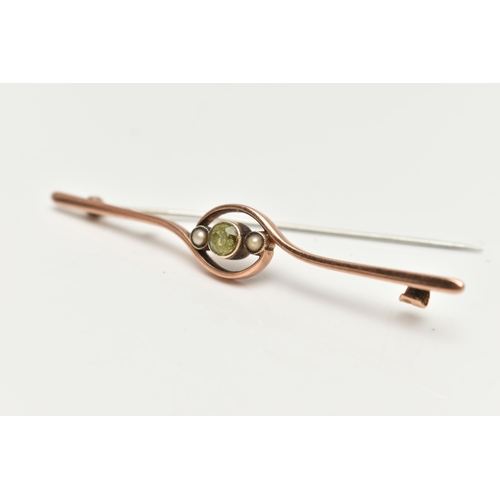 290F - A ROSE METAL GEM SET BAR BROOCH, set with a central circular cut peridot, flanked with seed pearls, ... 