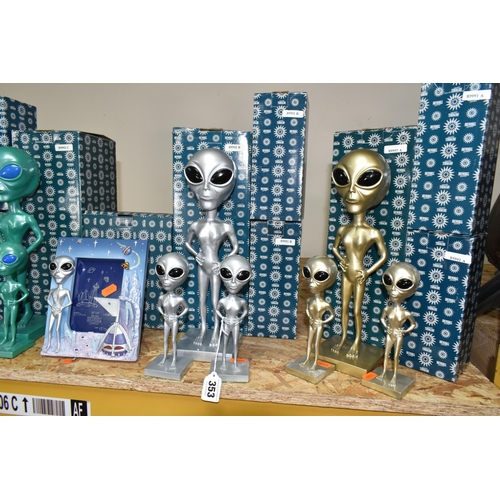 353 - TWELVE BOXED SHUDEHILL GIFTWARE FIGURES OF ALIENS WITH MATCHING BOXED PHOTOGRAPH FRAME, comprising f... 