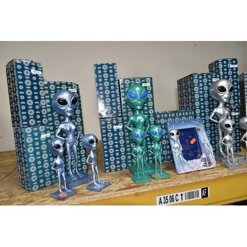 353 - TWELVE BOXED SHUDEHILL GIFTWARE FIGURES OF ALIENS WITH MATCHING BOXED PHOTOGRAPH FRAME, comprising f... 