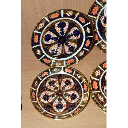 400 - SIX ROYAL CROWN DERBY IMARI 1128 PLATES, comprising one 18cm plate, four 15cm plates with slightly w... 