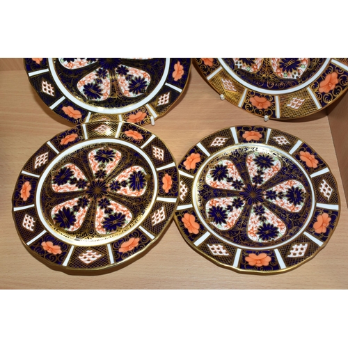 400 - SIX ROYAL CROWN DERBY IMARI 1128 PLATES, comprising one 18cm plate, four 15cm plates with slightly w... 