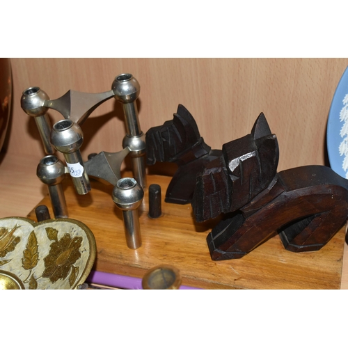 403 - A GROUP OF DESK ACCESSORIES AND SUNDRY ITEMS, to include a wooden letter rack with two carved Scotti... 