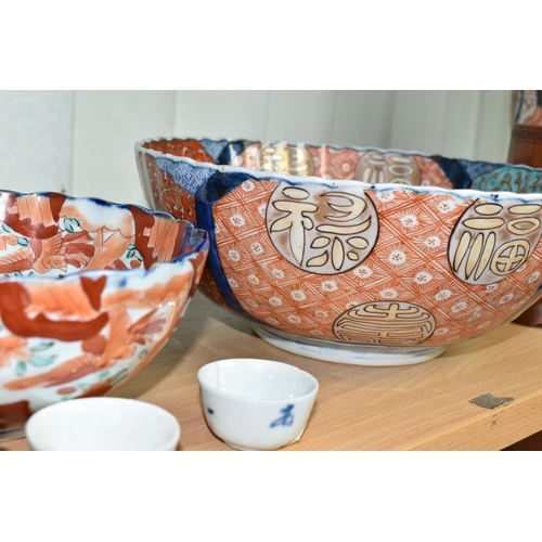 415 - A GROUP OF ORIENTAL PORCELAIN, ETC, MOSTLY LATE 19TH CENTURY JAPANESE IMARI, comprising  a pair of b... 